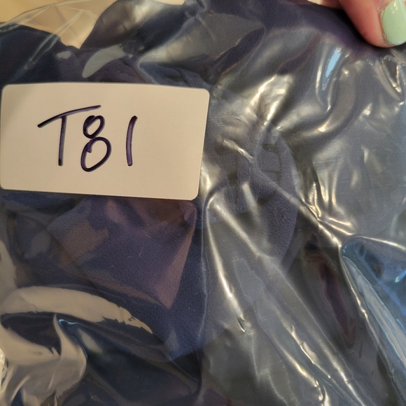 MAETTE WOMEN'S BLUE SLEEVELESS V NECK DESIGN TOP SIZE LARGE - Picture 10 of 10